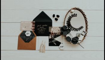 عجائب غريبة الأطوار: صمم دعوات أحلامك