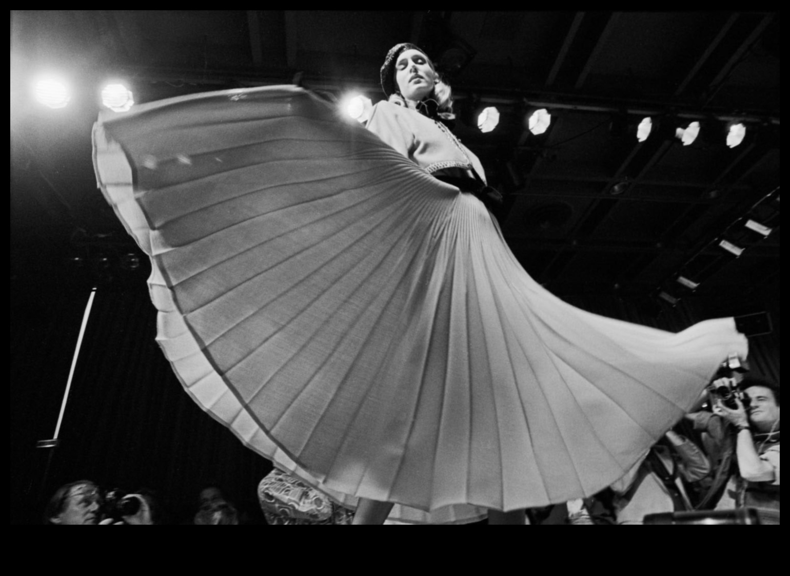 سجلات الأزياء الراقية: انغمس في قصة الموضة