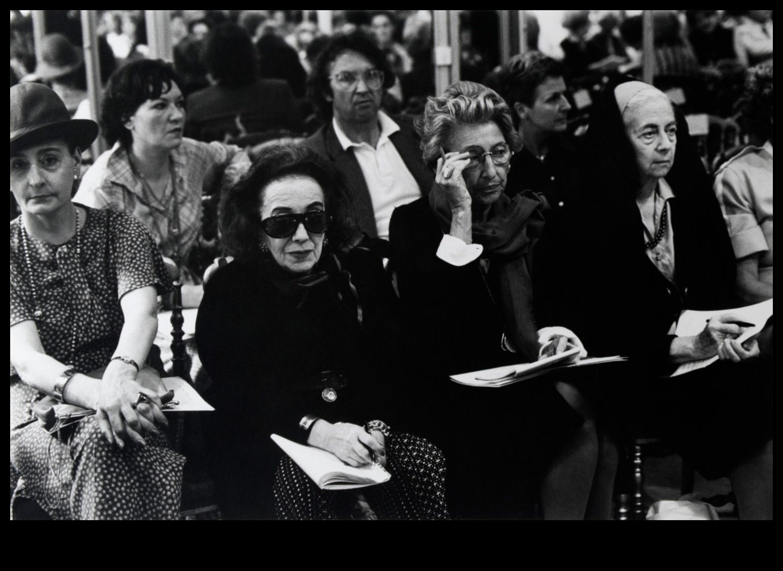 سجلات الأزياء الراقية: انغمس في قصة الموضة