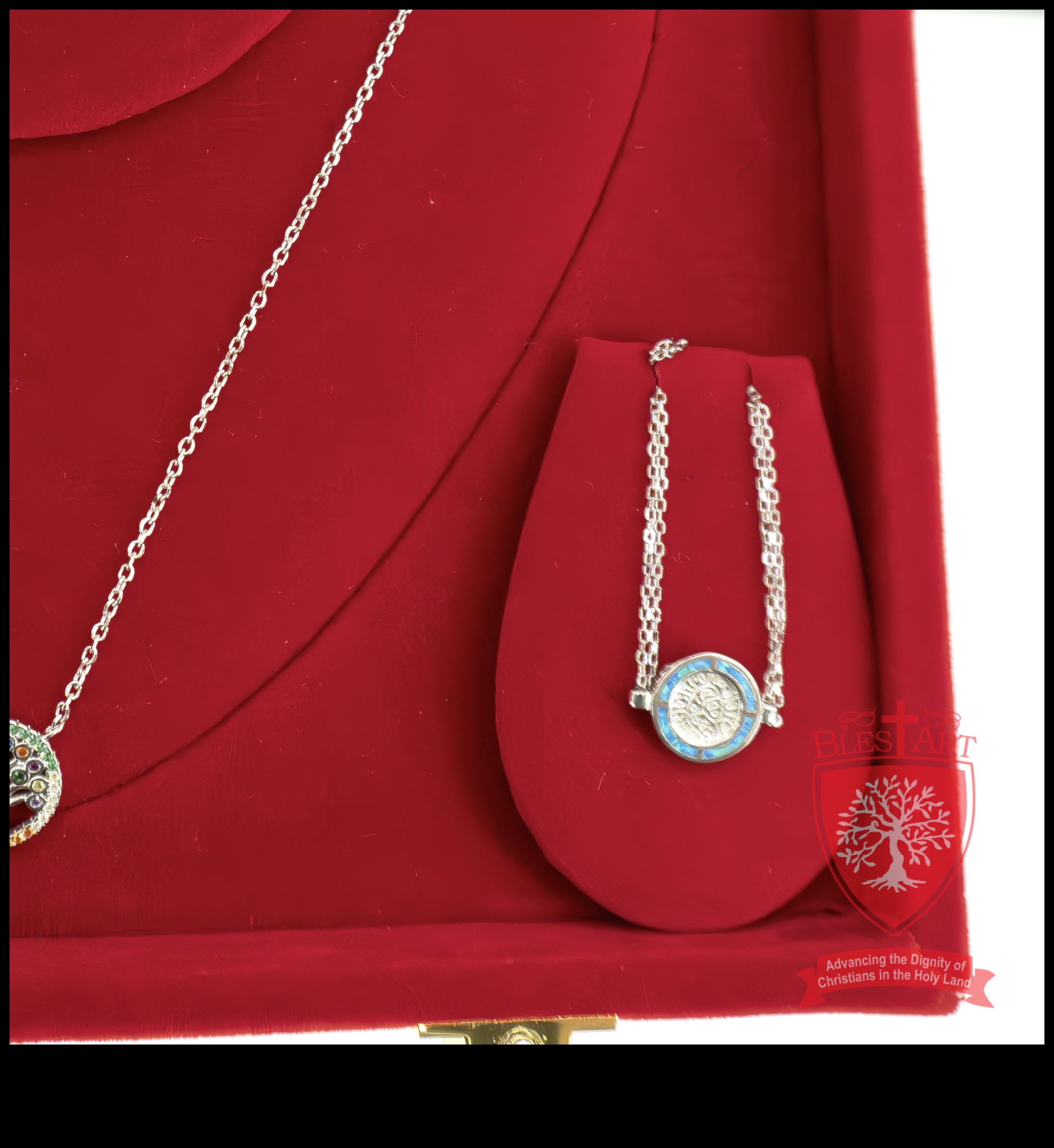 الأناقة الأبدية: روعة خالدة في كل خصلة من مجموعة قلاداتنا