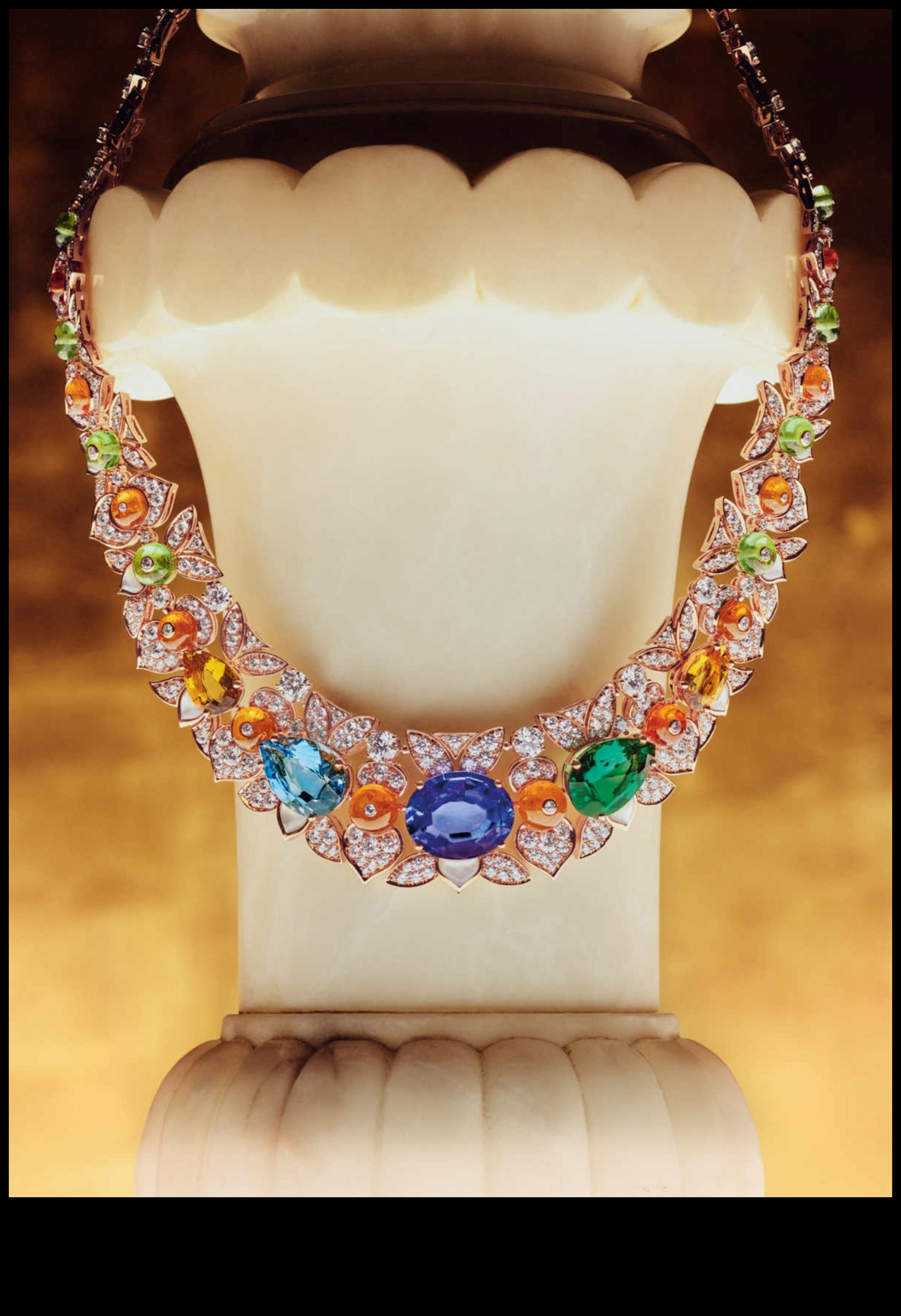 الأناقة الأبدية: روعة خالدة في كل خصلة من مجموعة قلاداتنا