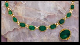 الأناقة الأبدية: روعة خالدة في كل خصلة من مجموعة قلاداتنا