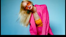 أجواء مفعمة بالحيوية: أضف الألوان إلى خزانة ملابسك من خلال اختيارات أنيقة