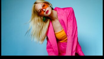 أجواء مفعمة بالحيوية: أضف الألوان إلى خزانة ملابسك من خلال اختيارات أنيقة