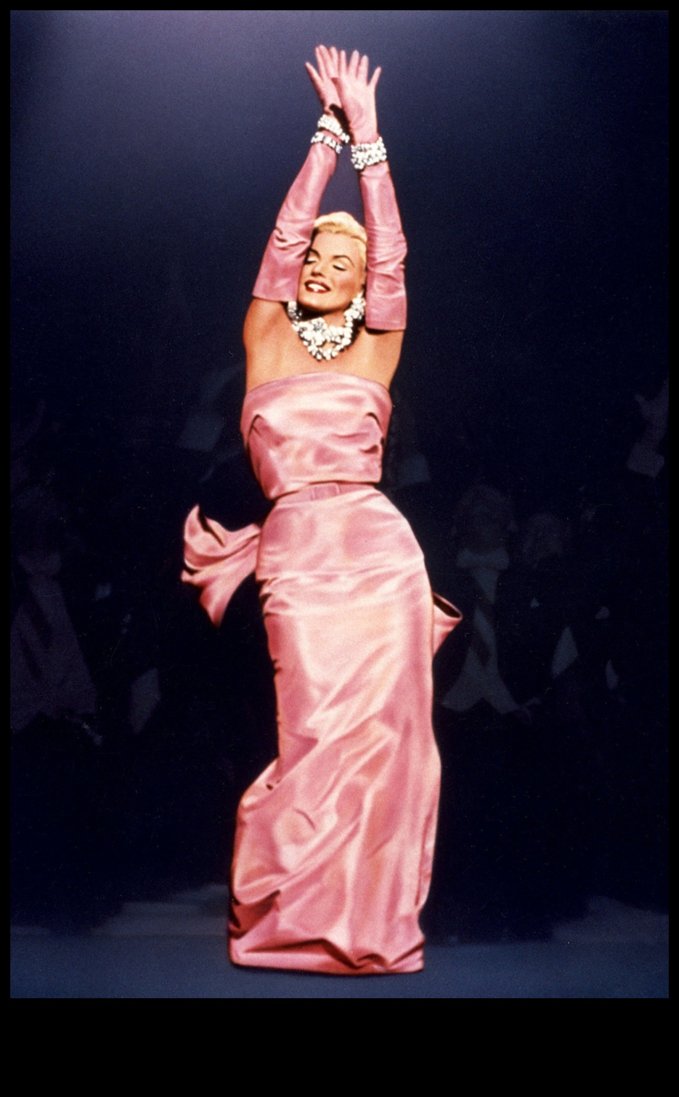 الإحساس السينمائي: هوليوود تلهم سحر الموضة