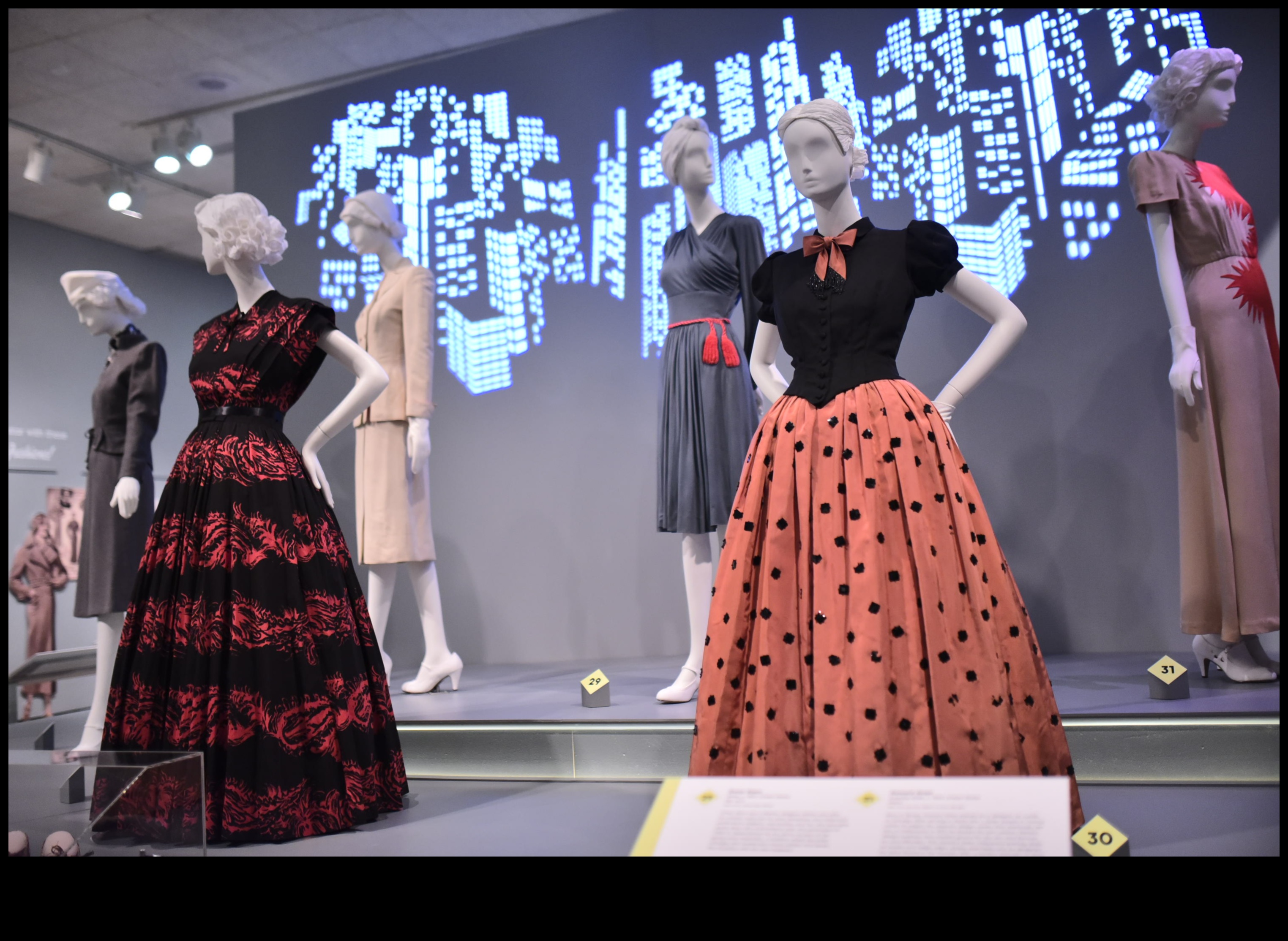 جريدة براقة: ملابس عتيقة تتصدر تاريخ الموضة