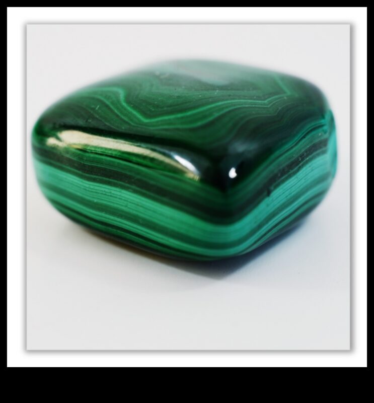 أعجوبة الملكيت: أطلق العنان لقوة اللون الأخضر الساحرة