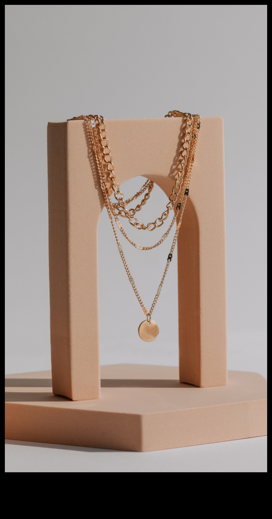 بريق لا يوصف: ارتقِ بأسلوبك مع المجوهرات البسيطة