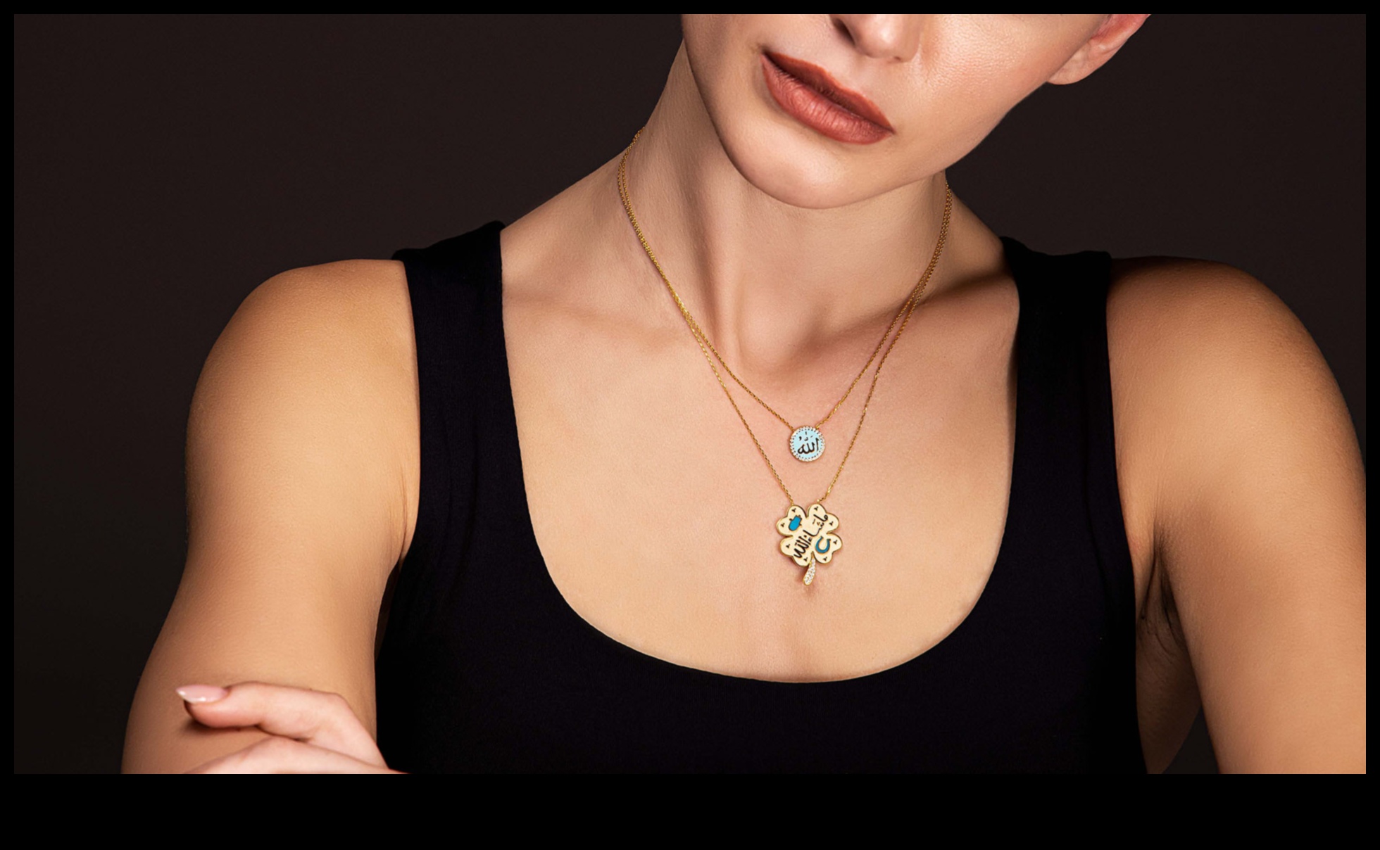 بريق لا يوصف: ارتقِ بأسلوبك مع المجوهرات البسيطة