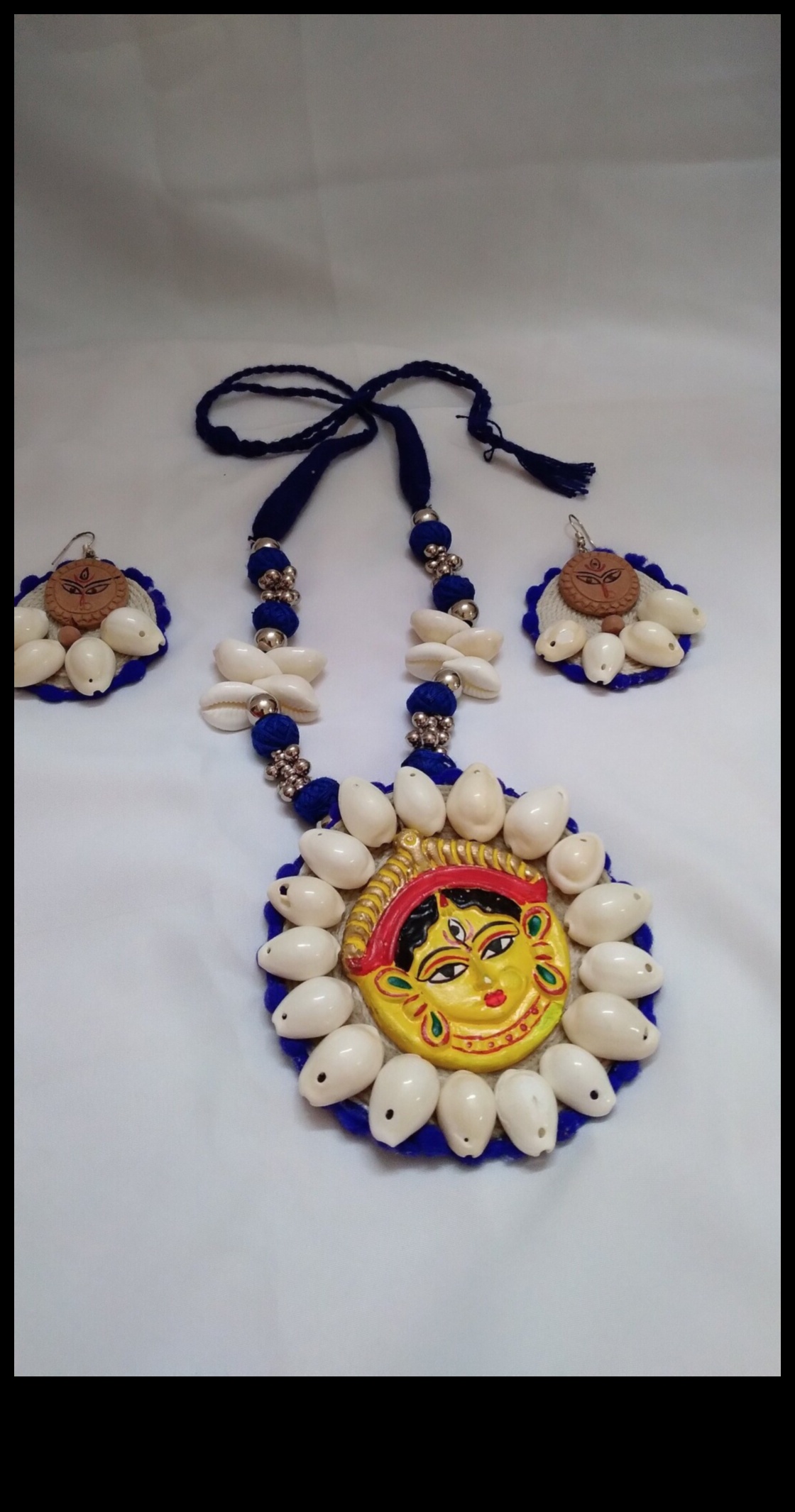 الأناقة الحرفية: احتضن الجمال الفريد في المجوهرات المصنوعة يدويًا