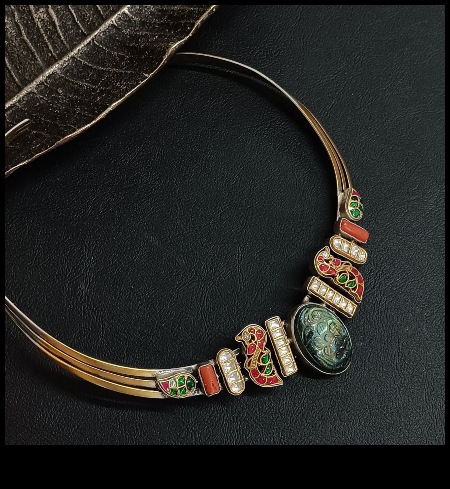 السمفونية الذهبية: أضيء مظهرك بالمجوهرات المشعة